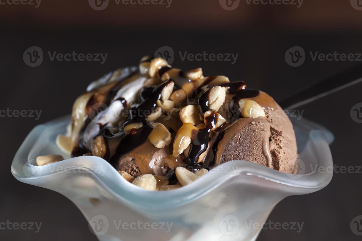 helado de chocolate con cacahuetes, caramelo y chocolate foto