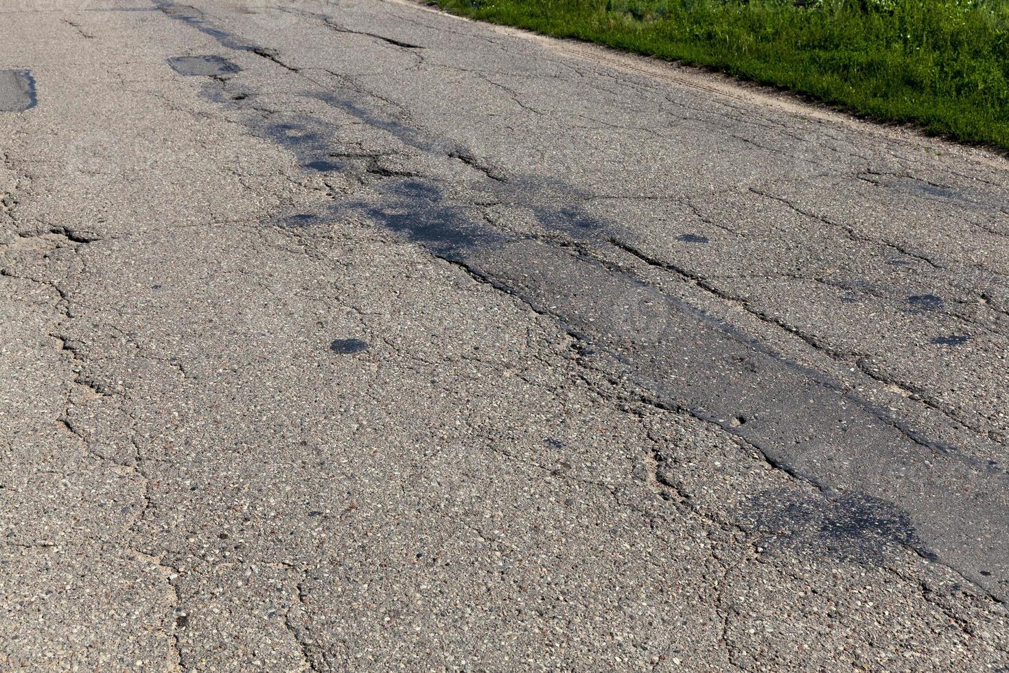 reparación de una carretera pavimentada rota y dañada foto