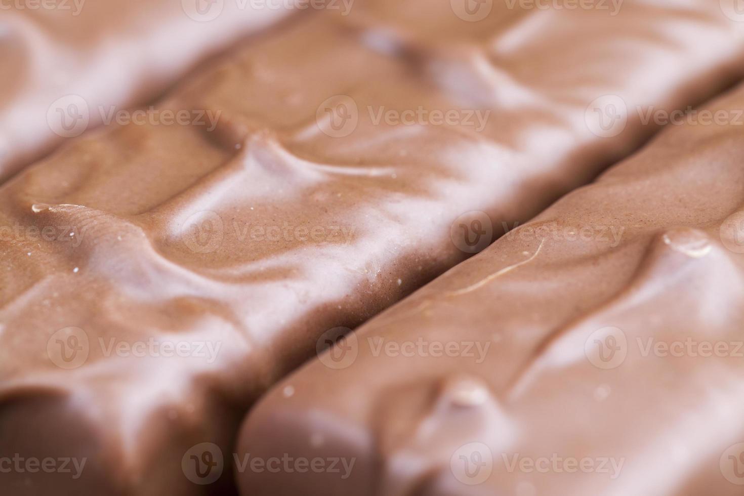 turrón cremoso cubierto de chocolate con leche foto