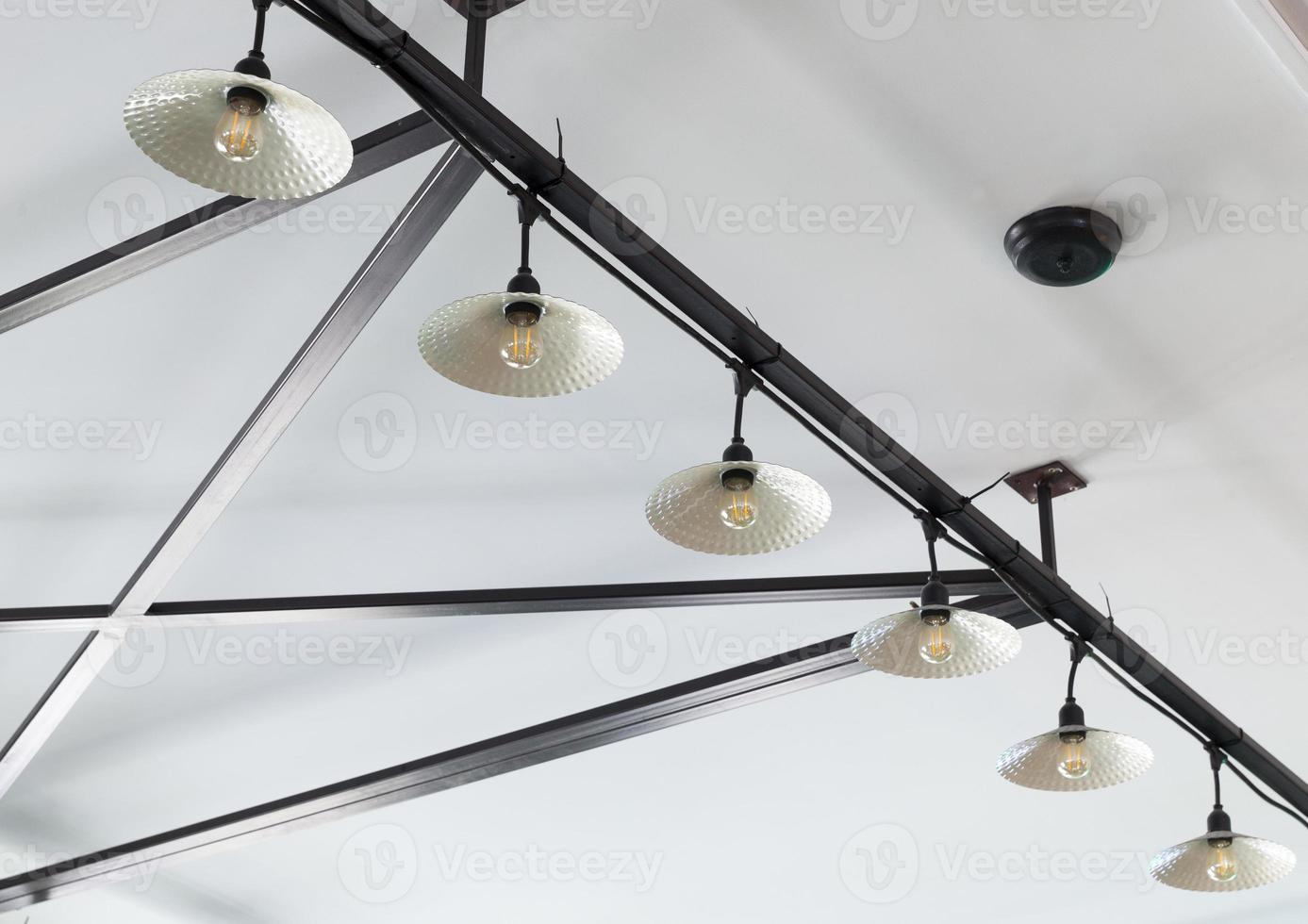 sistema de iluminación con lámparas en la cafetería 9448512 Foto de stock  en Vecteezy