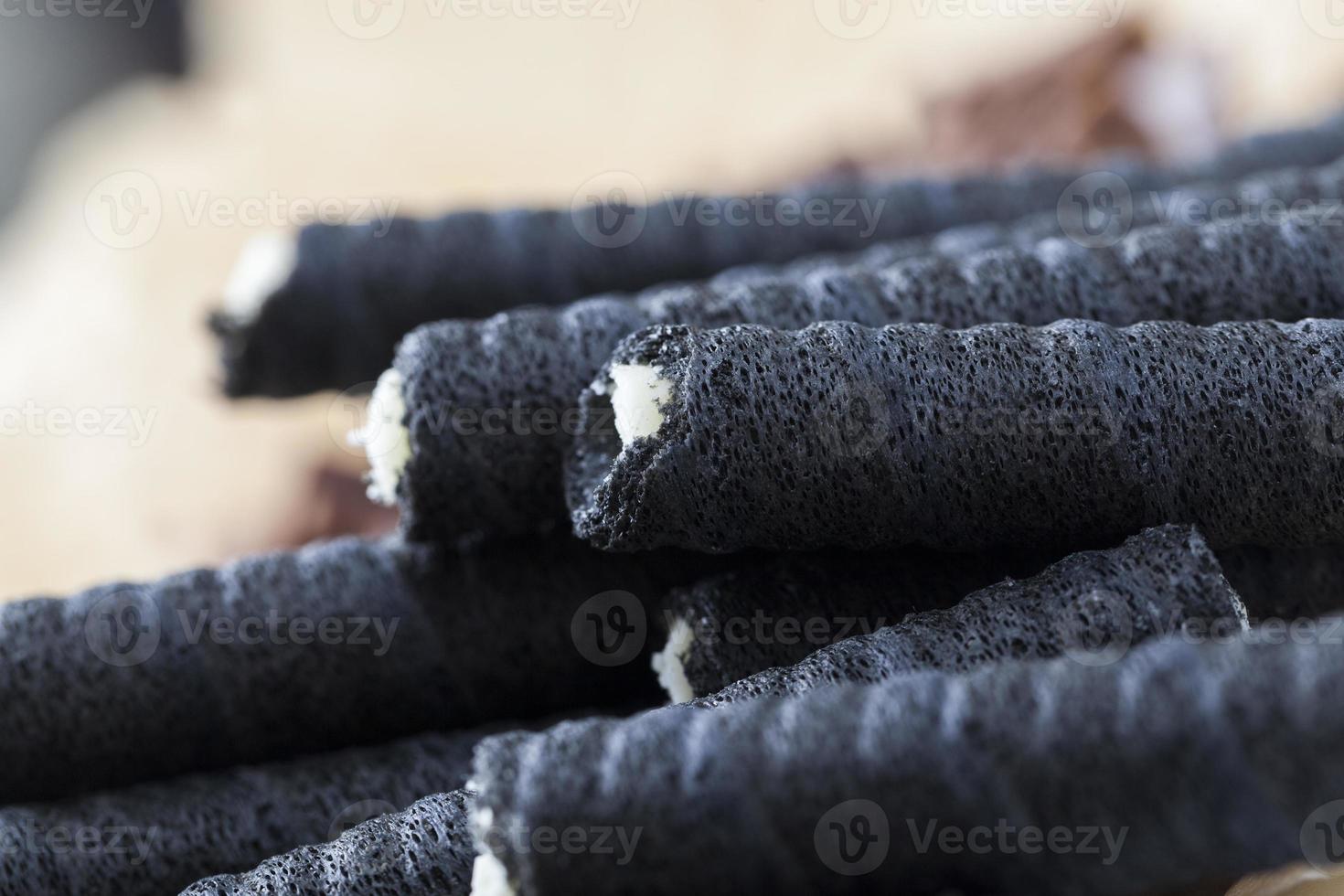 gofres muy dulces y gofres negros crujientes hechos de harina de trigo foto