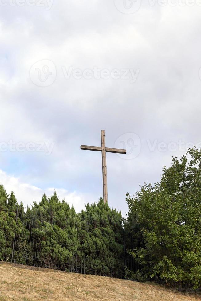 cruz de madera cerca de la iglesia foto