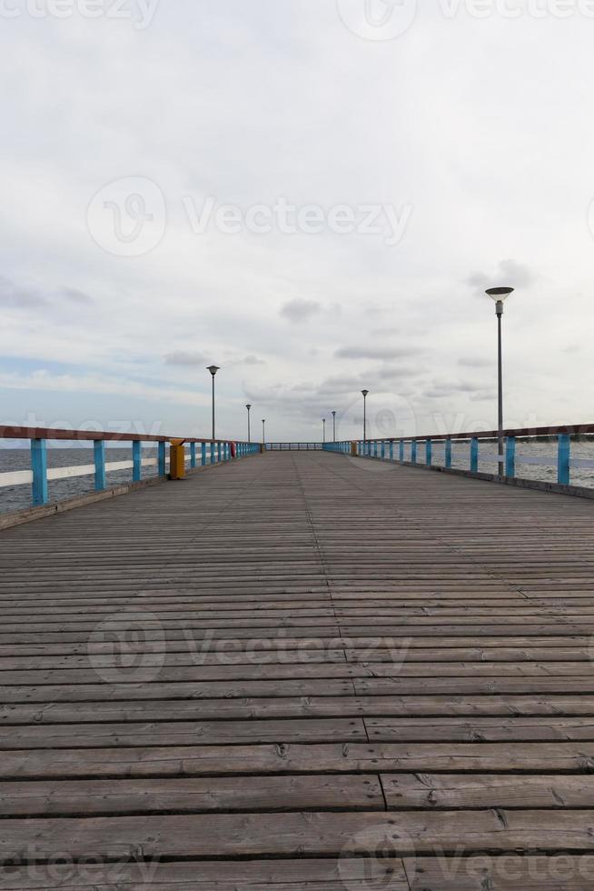 un largo muelle en el territorio del mar foto