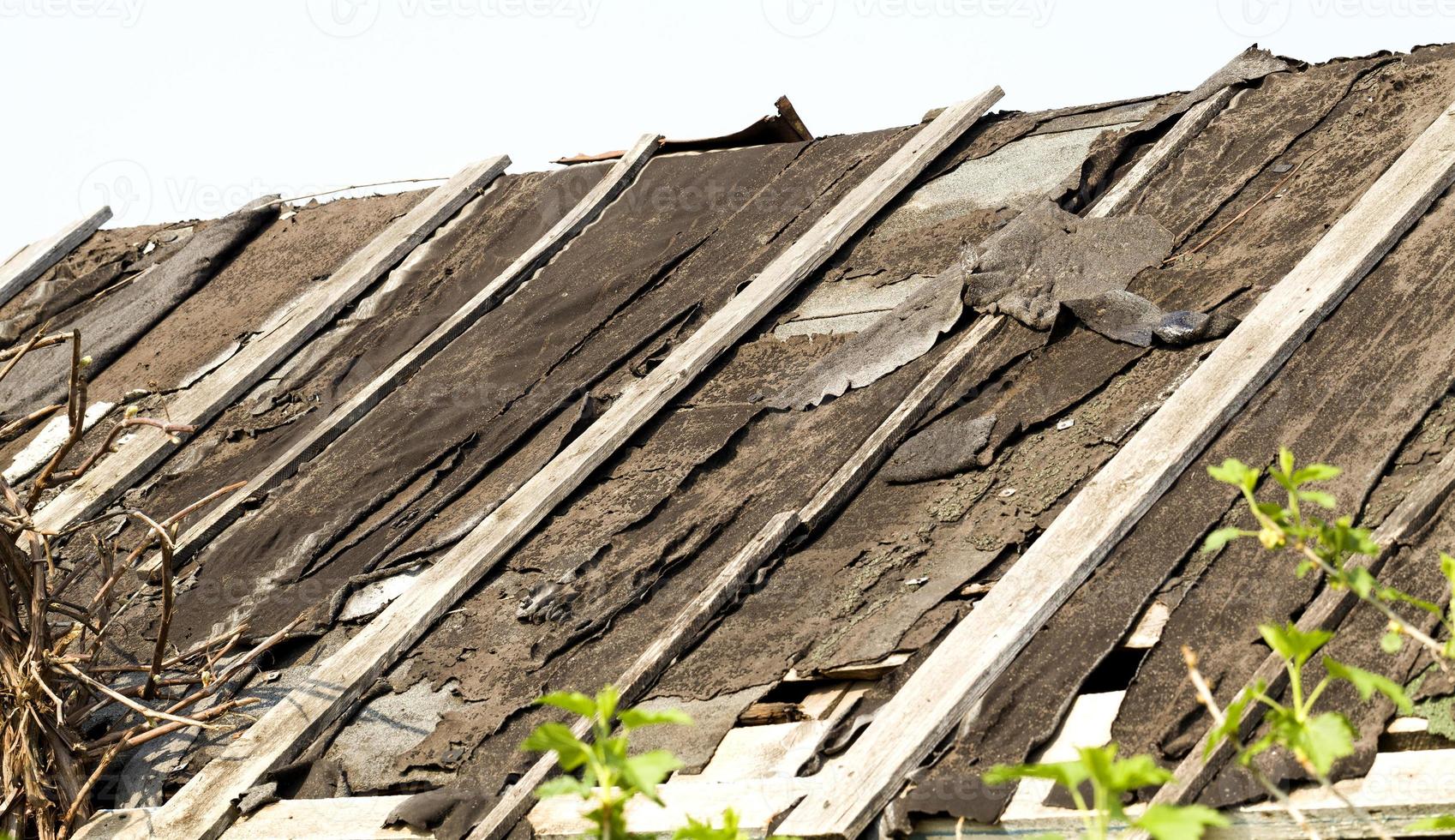 the roof of an old building photo