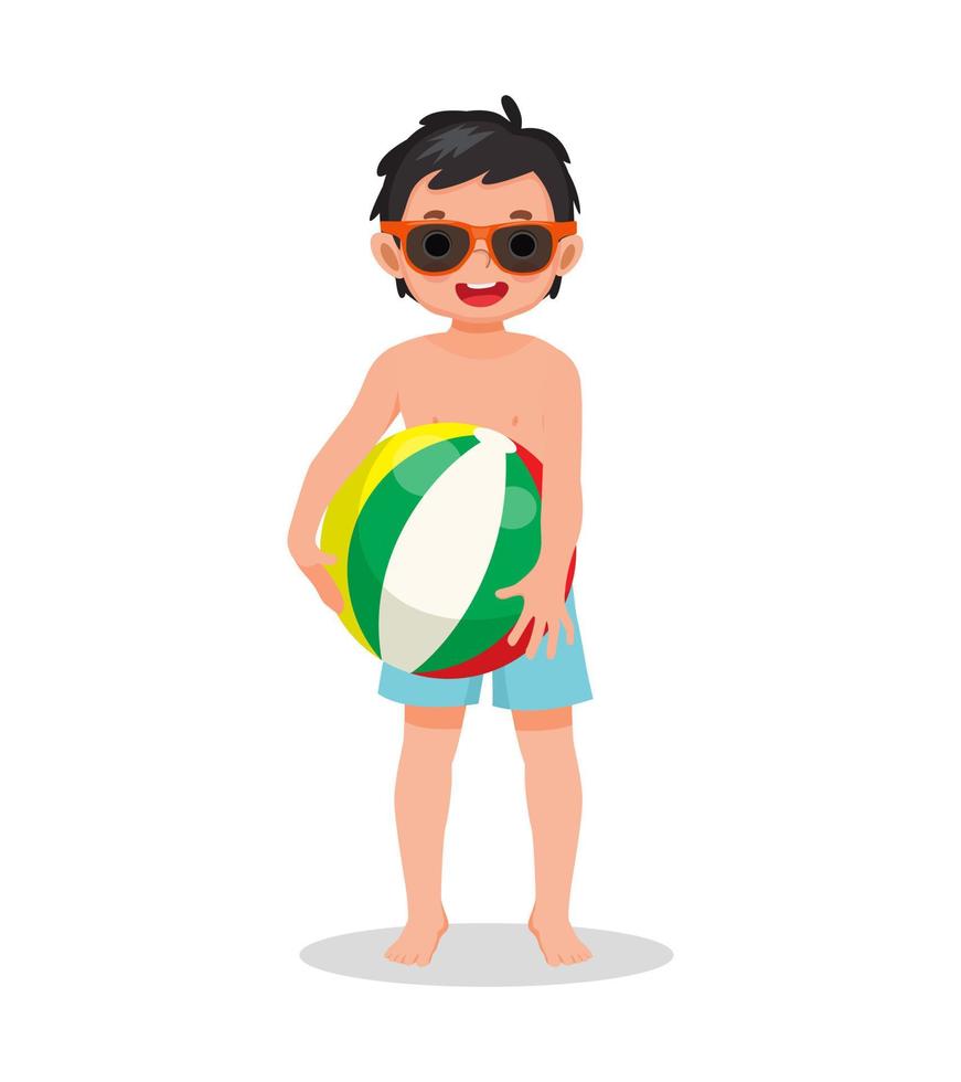 lindo niño pequeño con traje de baño y gafas de sol sosteniendo una pelota de playa inflable divirtiéndose en verano vector