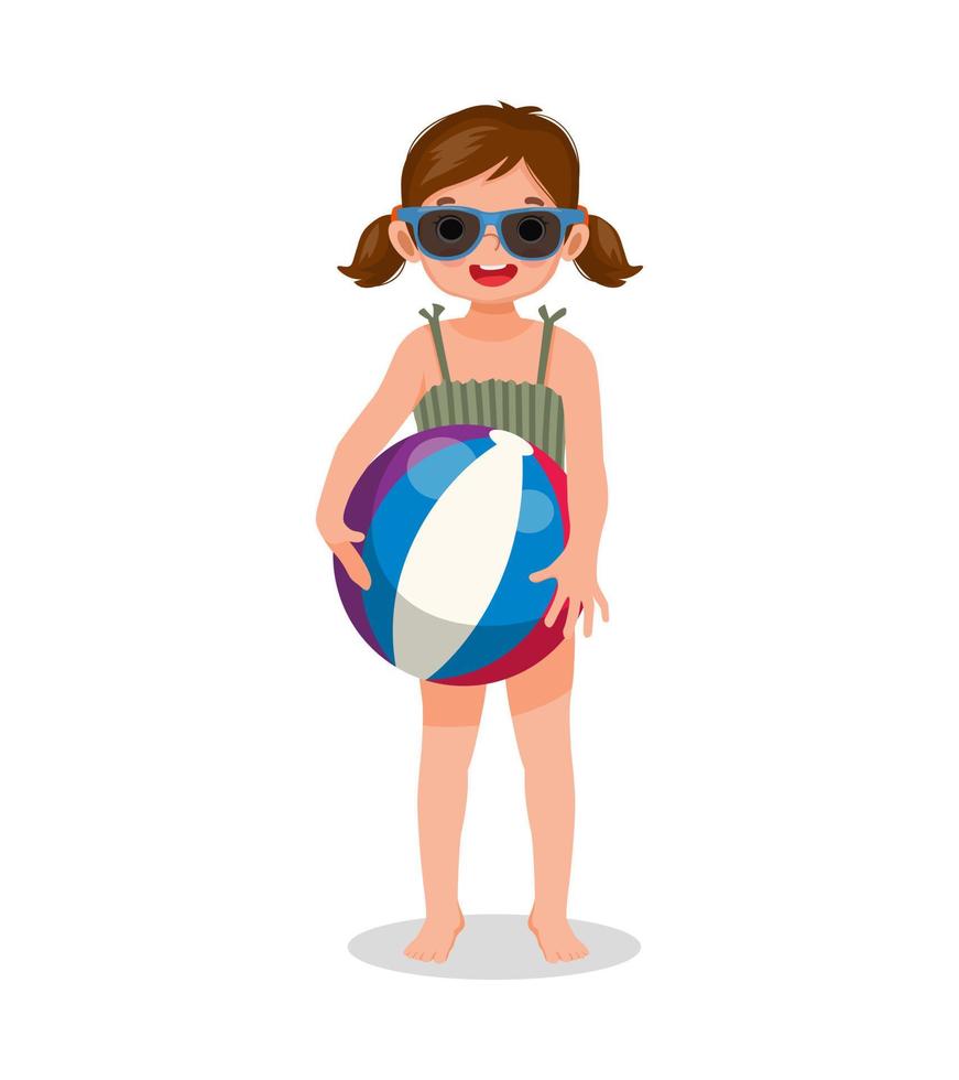 linda niña con traje de baño y gafas de sol sosteniendo una pelota de playa inflable divirtiéndose en verano vector