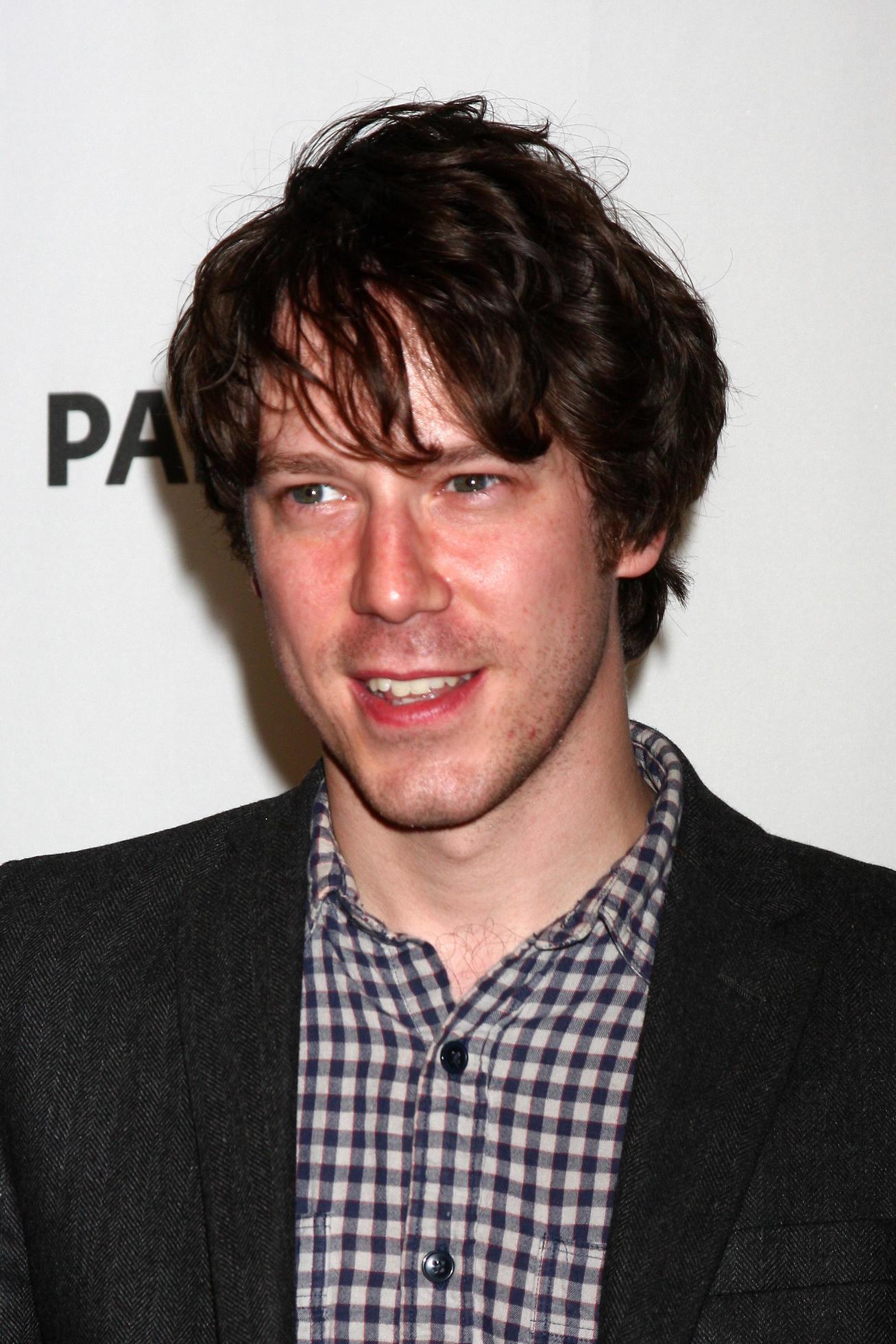 LOS ANGELES, MAR 3 - John Gallagher, Jr. arrives at the Newsroom