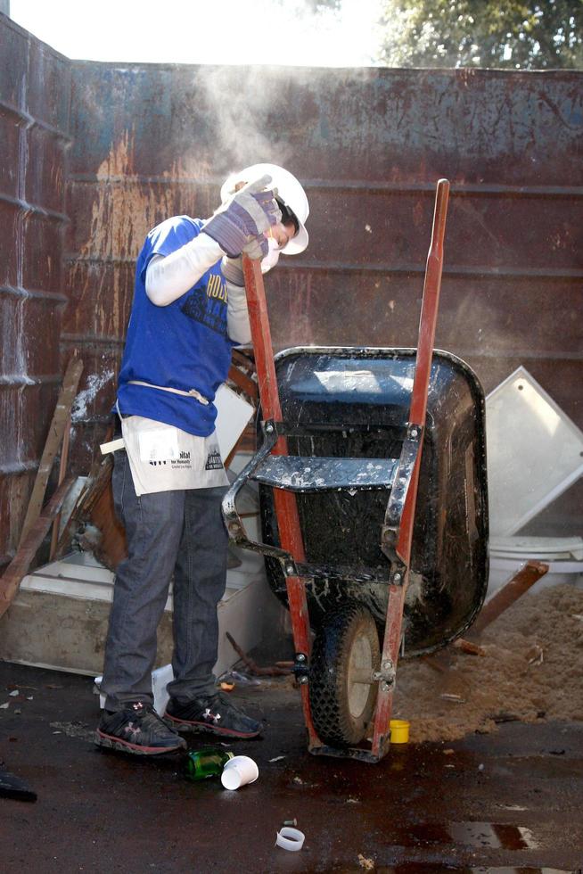 los angeles, 9 de febrero - jimmy dreshler en el 4to hospital general hábitat para el día de la construcción de fanáticos de la humanidad en la calle 191 e marker el 9 de febrero de 2013 en long beach, ca foto