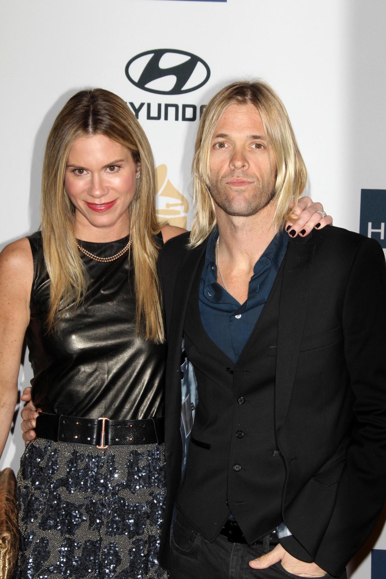 LOS ANGELES, FEB 9 - Alison Hawkins, Taylor Hawkins arrives at the