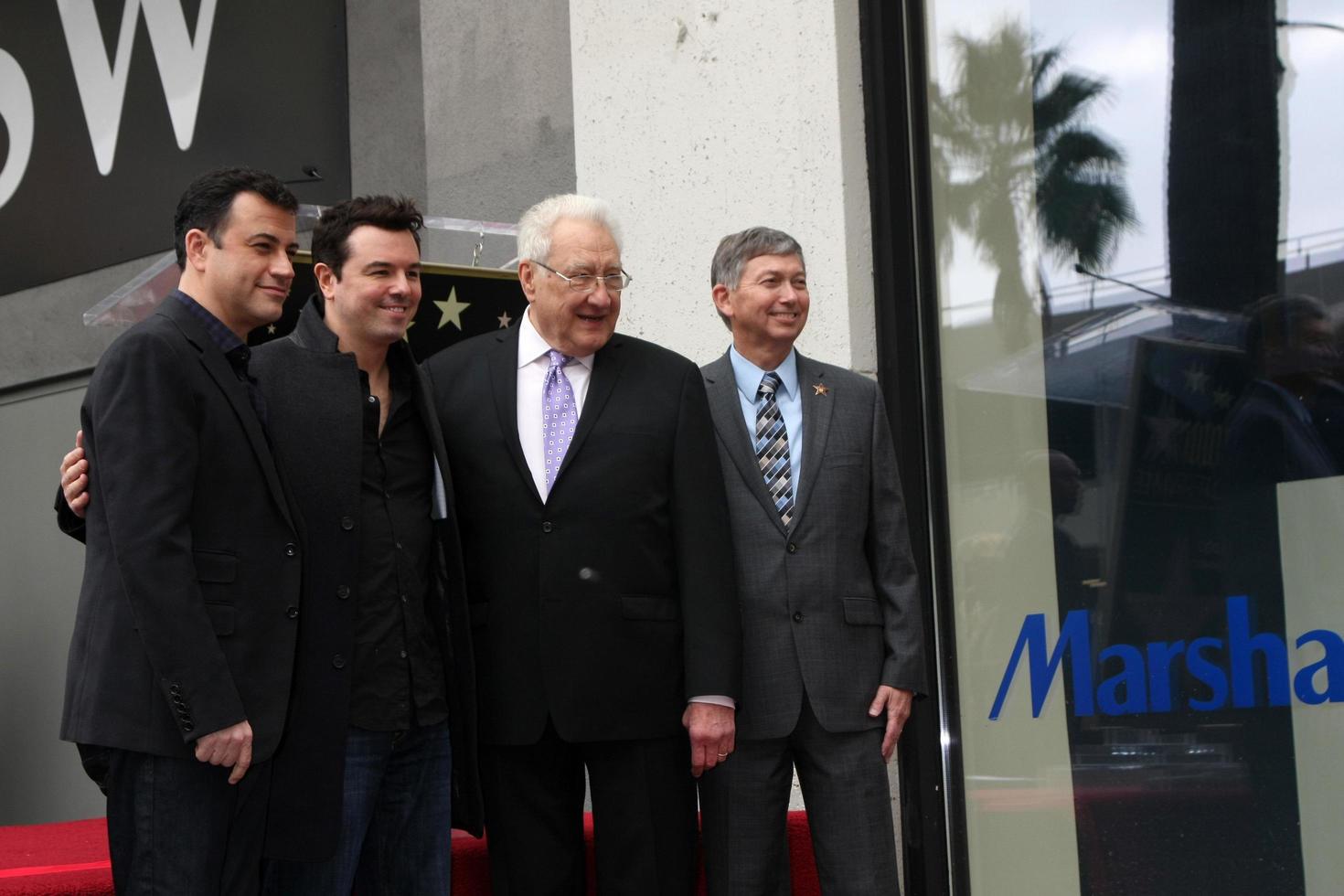 los angeles, 11 de diciembre - jimmy kimmel, seth macfarlane, don mischer, leron gubler en la estrella de don mischer en el paseo de la fama de hollywood en el bulevar de hollywood el 11 de diciembre de 2014 en los angeles, ca foto