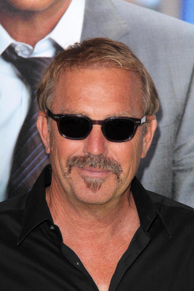 los angeles, 7 de abril - kevin costner en el estreno del día del draft en el teatro del pueblo el 7 de abril de 2014 en westwood, ca foto