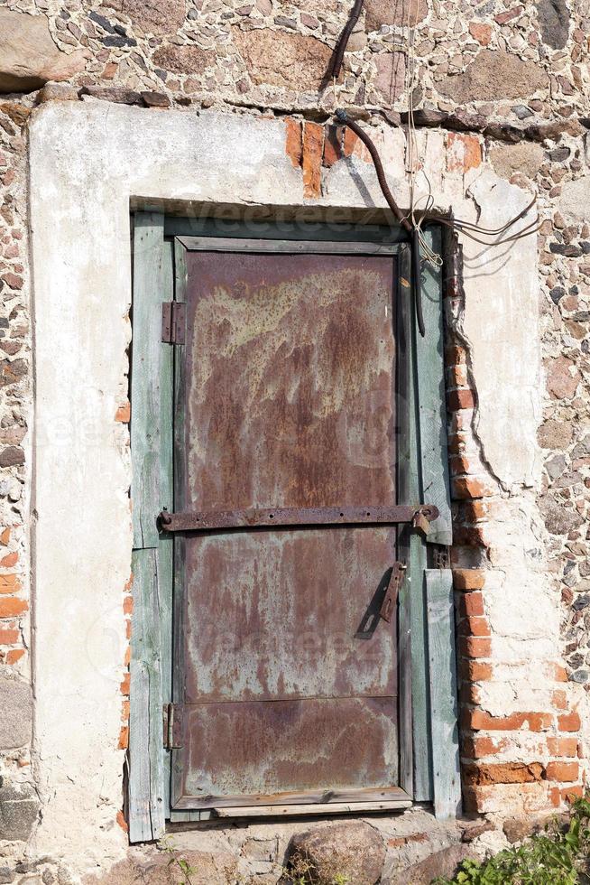 antigua puerta de hierro del edificio foto