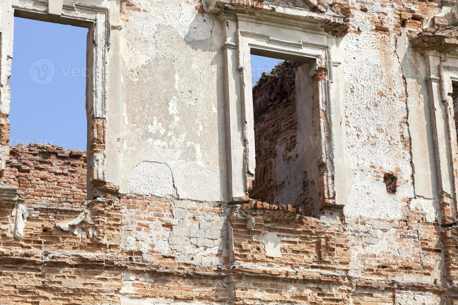 the ruins of an ancient fortress photo