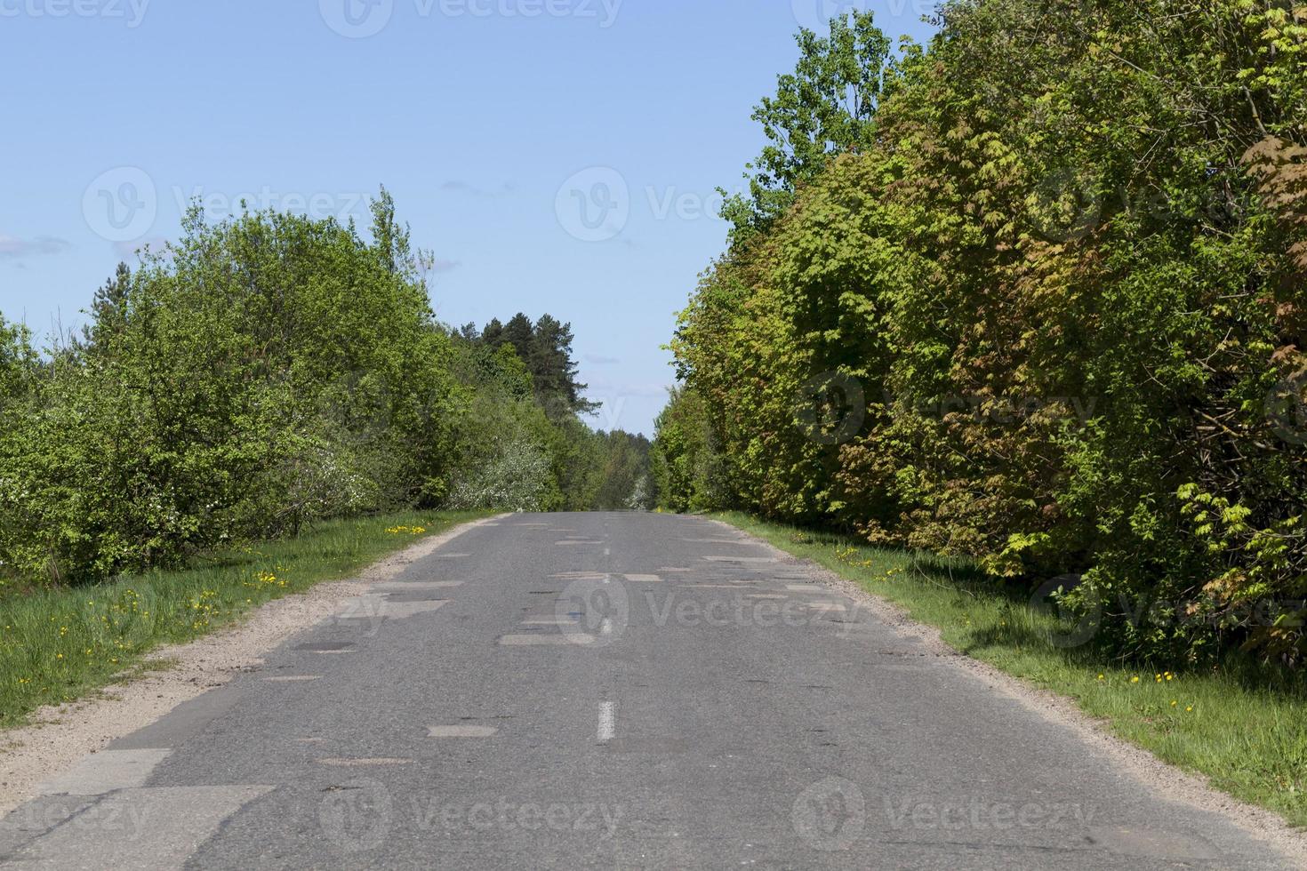 la carretera está hecha de asfalto foto