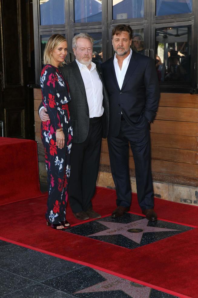 los angeles, 05 de noviembre - kristen wiig, russell crowe, ridley scott en la ceremonia de la estrella del paseo de la fama de hollywood de ridley scott en el hollywood blvd el 5 de noviembre de 2015 en los angeles, ca foto