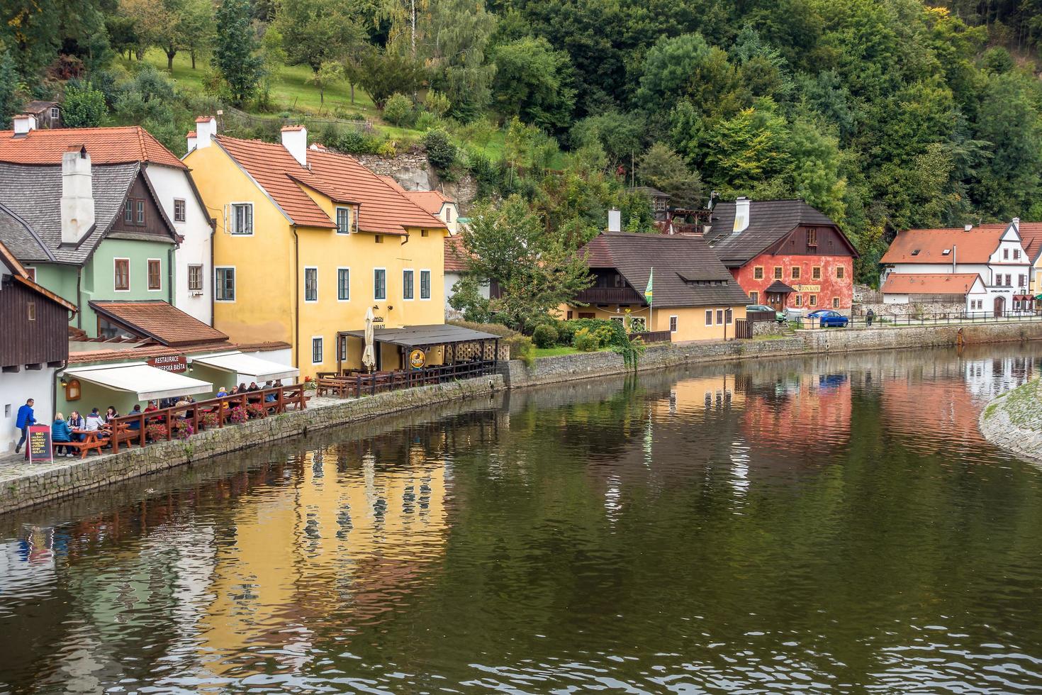 krumlov, república checa, 2017. coloridos edificios a lo largo del río vlatava foto