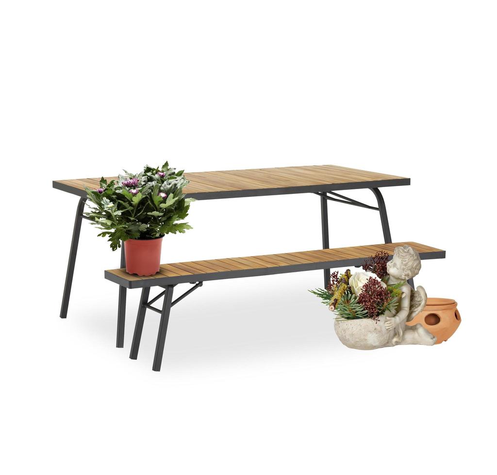 Muebles de mesa de comedor de madera con hermosas macetas de flores aisladas en fondo blanco con camino de recorte foto