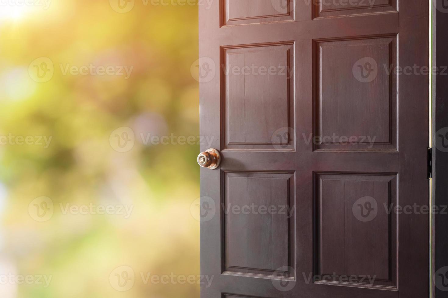 puerta abierta con fondo de bokeh de naturaleza verde. foto