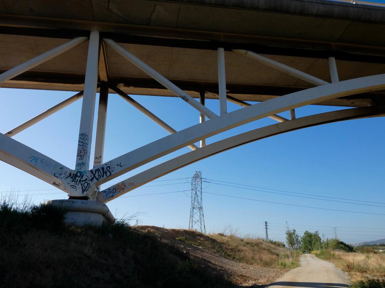 silueta del arco de un puente moderno sobre una carretera foto