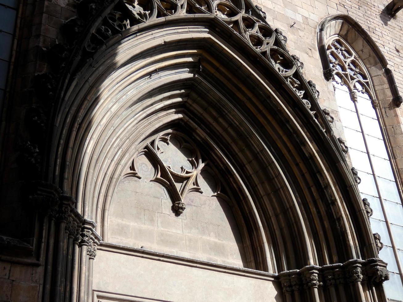 detalles del edificio religioso, iglesia de santa maria del mar en el barrio del born de barcelona. foto