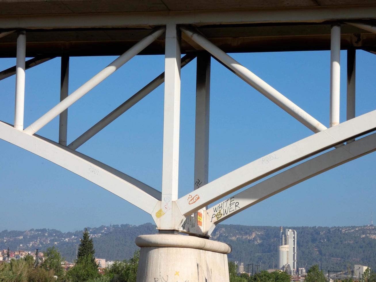 puente que cruza un río y ayuda a miles de vehículos a ahorrar tiempo y gasolina en sus viajes. foto