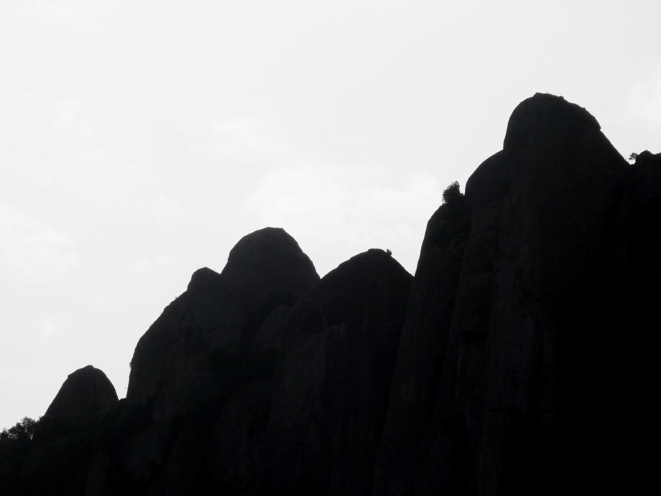 perfil de las montañas de montserrat en la provincia de barcelona, cataluña, españa. foto