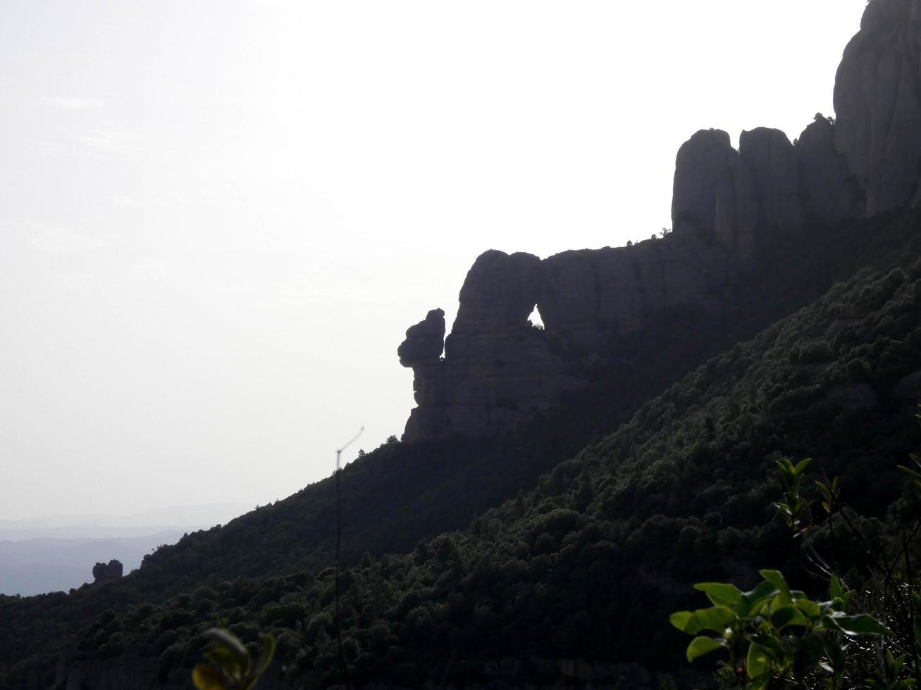 perfil de las montañas de montserrat en la provincia de barcelona, cataluña, españa. foto