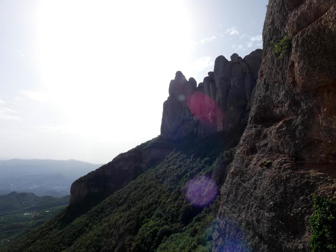 vistas desde las montañas de montserrat al norte de la ciudad de barcelona. foto