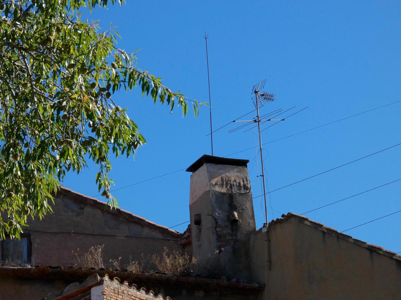 chimenea exterior en casa de campo en los alrededores de barcelona, españa foto