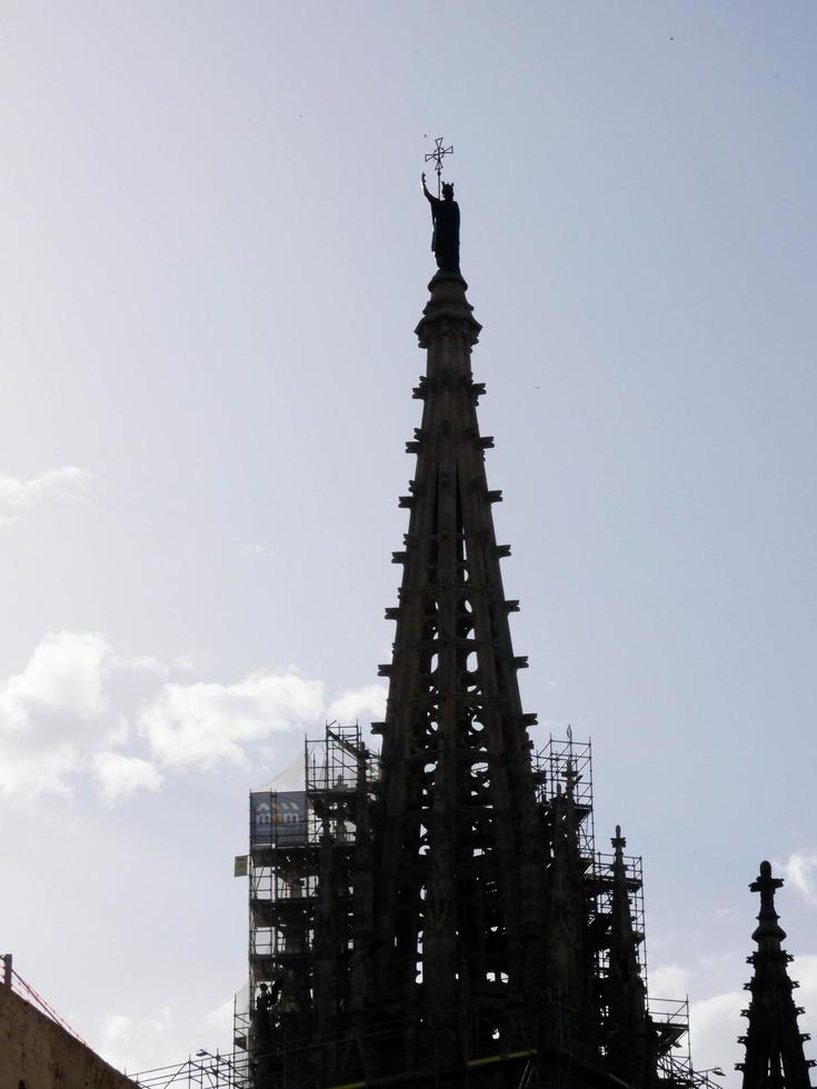 silueta de la catedral de la ciudad de barcelona foto