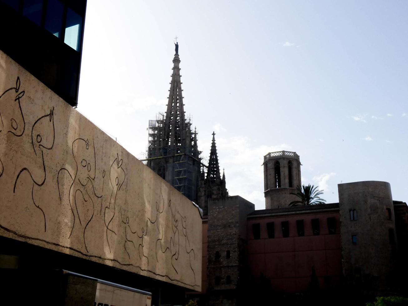 silueta de la catedral de la ciudad de barcelona foto