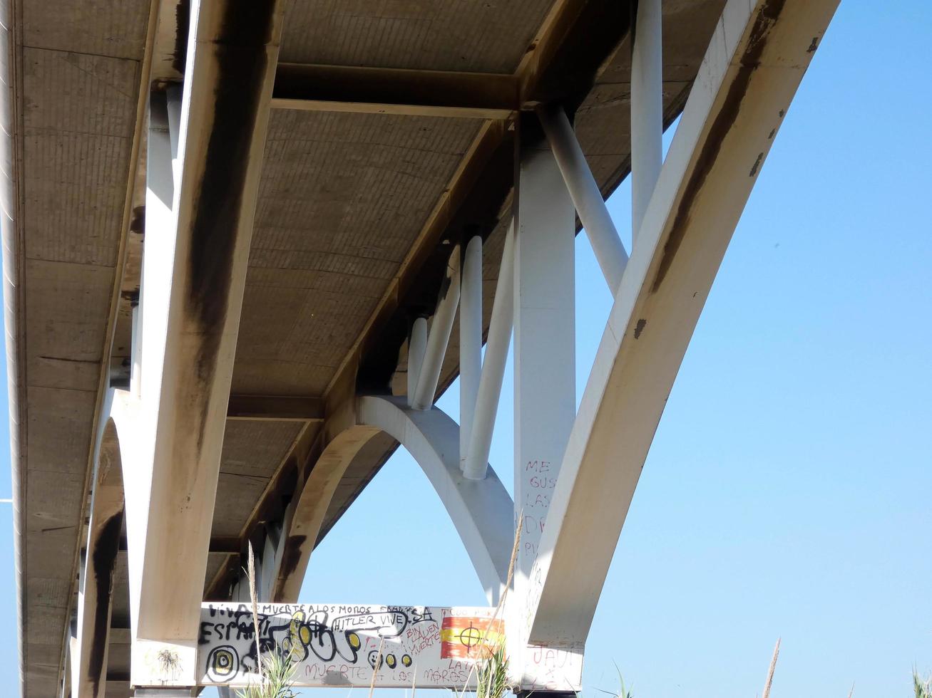 puente sobre un río para el paso de vehículos de motor foto