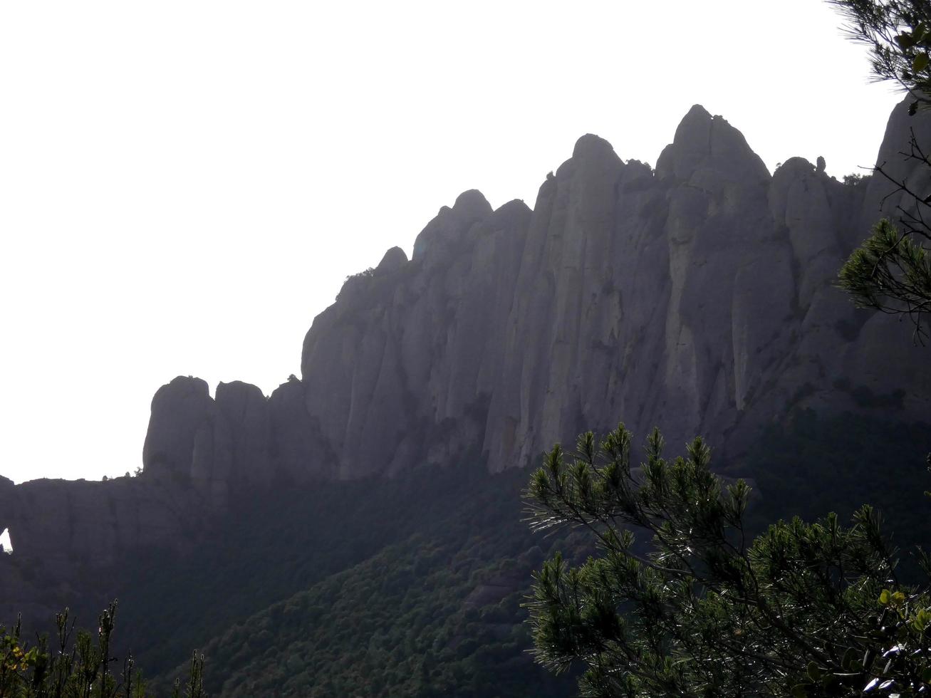 perfil de las montañas de montserrat en la provincia de barcelona, cataluña, españa. foto