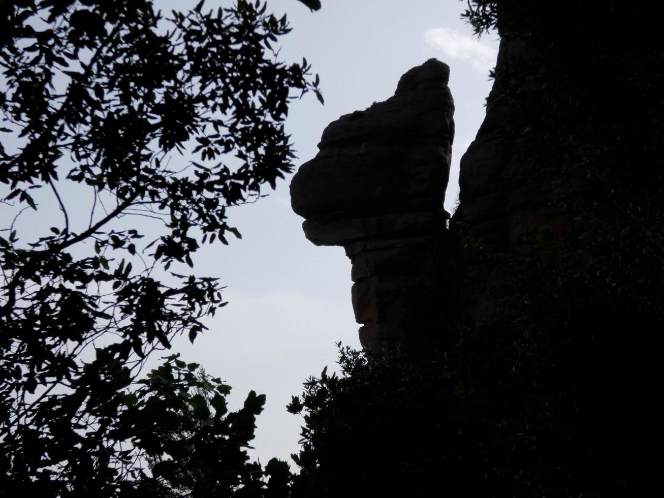 detalle de una formación rocosa en la montaña de montserrat en la provincia de barcelona, españa. foto