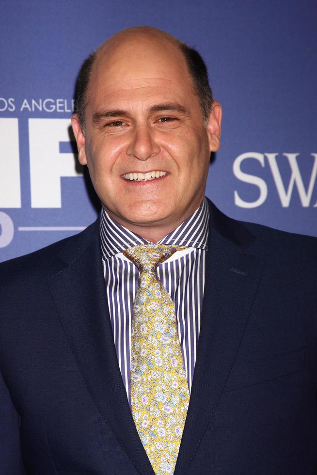 los angeles, jun 12 - matthew weiner llega a los premios crystal and lucy 2013 en el beverly hilton hotel el 12 de junio de 2013 en beverly hills, ca foto