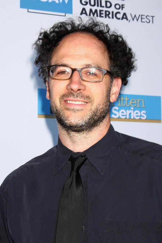 los angeles, jun 2 - matt selman llega al anuncio de la serie mejor escrita de wga s 101 en el teatro gremio de escritores de america el 2 de junio de 2013 en beverly hills, ca foto