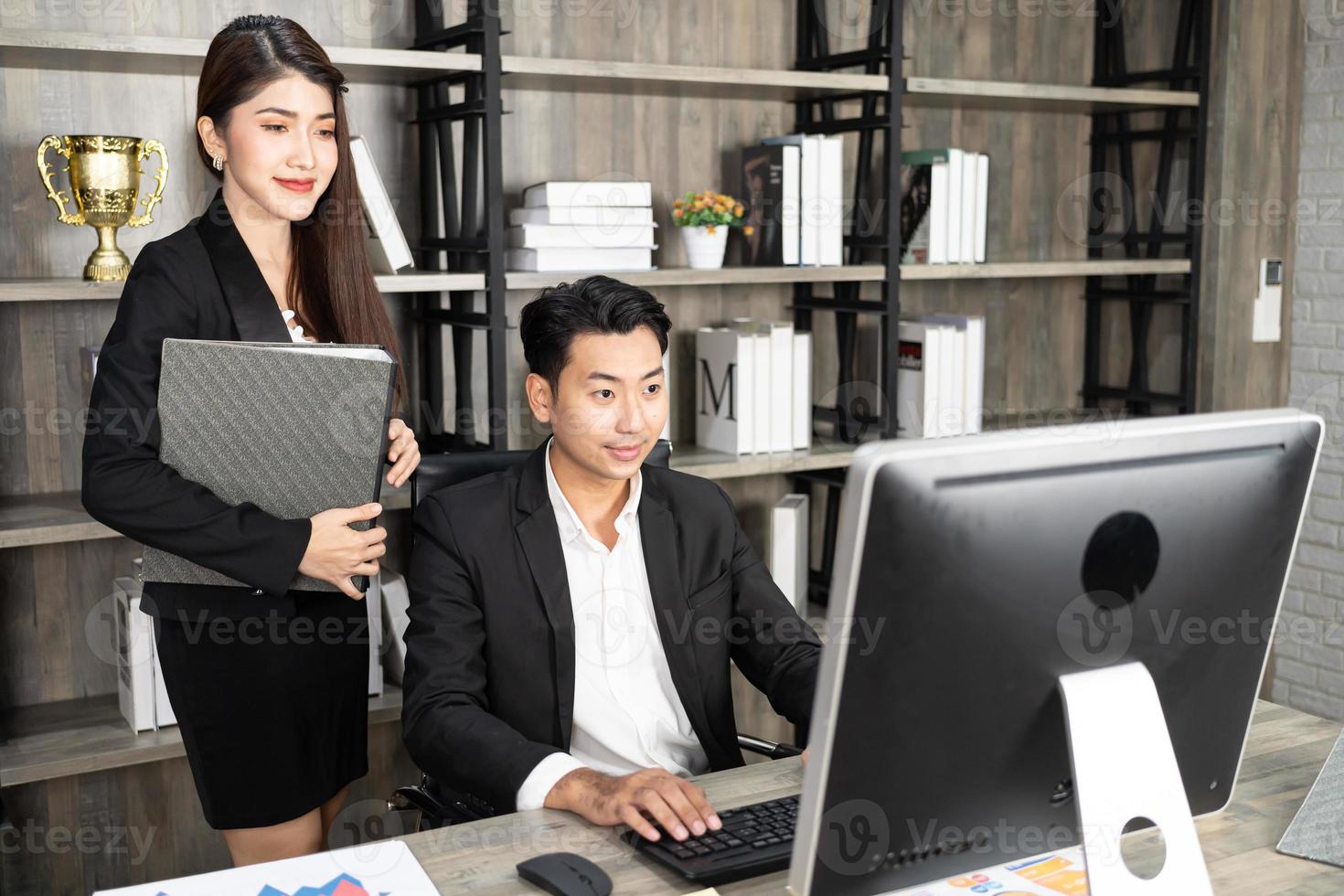 dos socios comerciales exitosos que trabajan en una reunión en el cargo. gente de negocios que trabaja con una computadora en una oficina foto