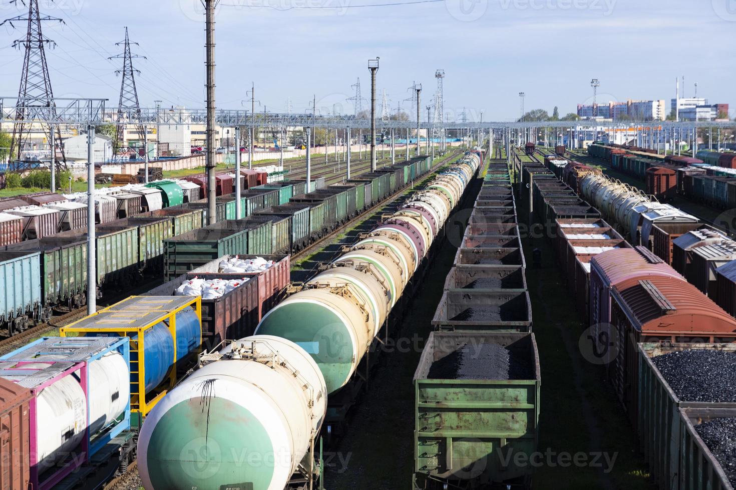 vagones de carga en la estación de tren. vista superior de los trenes de carga.vagones con mercancías en el ferrocarril. industria pesada. escena conceptual industrial con trenes. enfoque selectivo foto