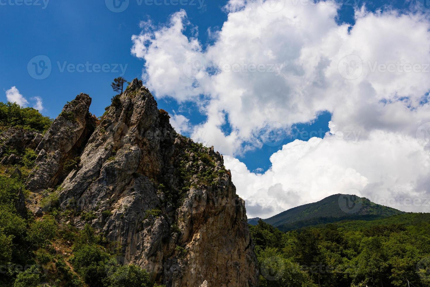 roca roja, acantilado en el valle de gurzuf en la costa sur de la península de crimea, ubicado a una altitud de 430 metros sobre el nivel del mar. foto