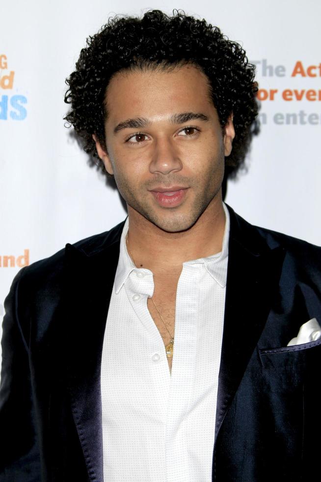 los angeles, 3 de diciembre - corbin bleu en los fondos de los actores mirando hacia adelante premios en el complejo taglyan el 3 de diciembre de 2015 en los angeles, ca foto