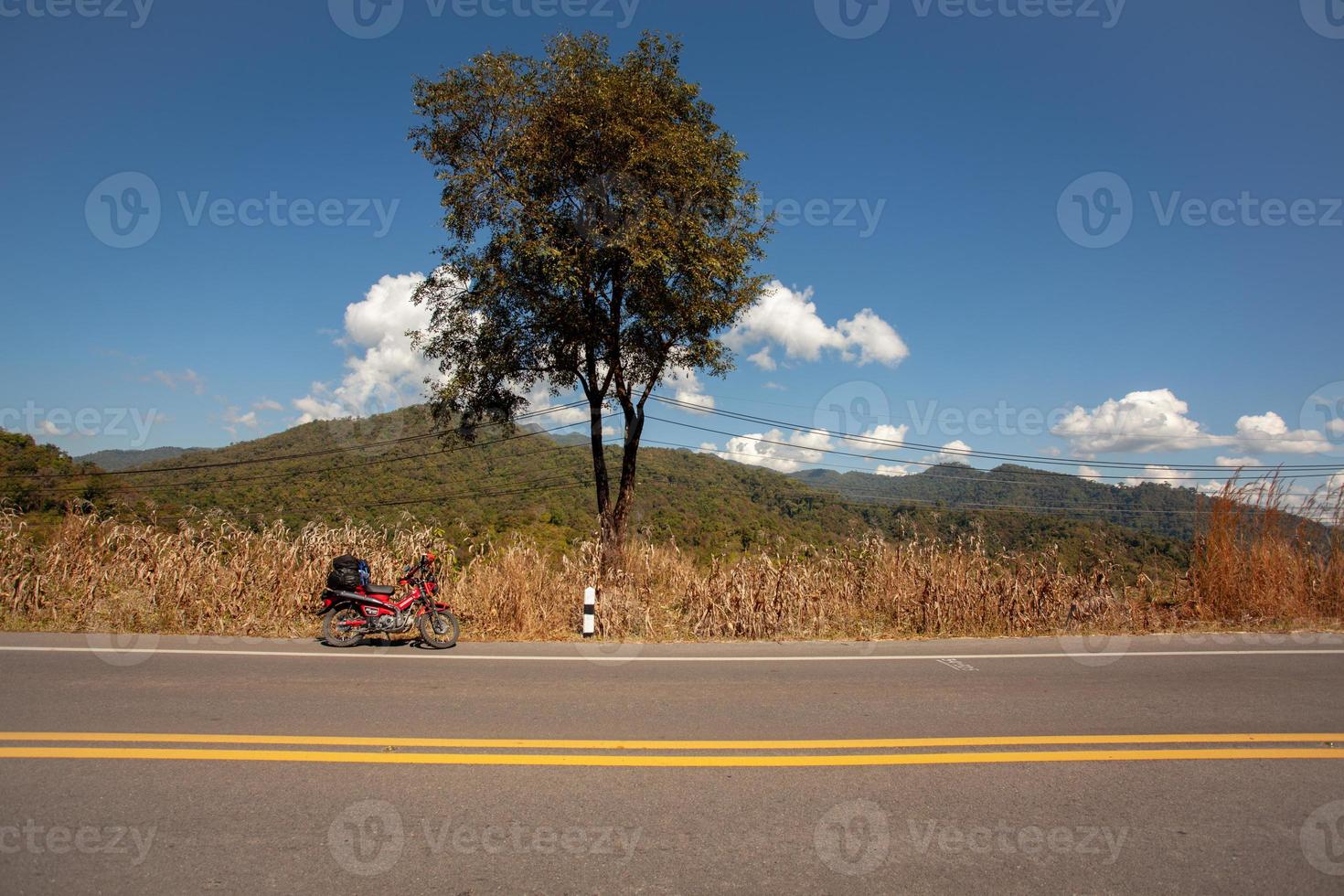 viaje en moto por las carreteras fuera de la ciudad en tailandia. foto