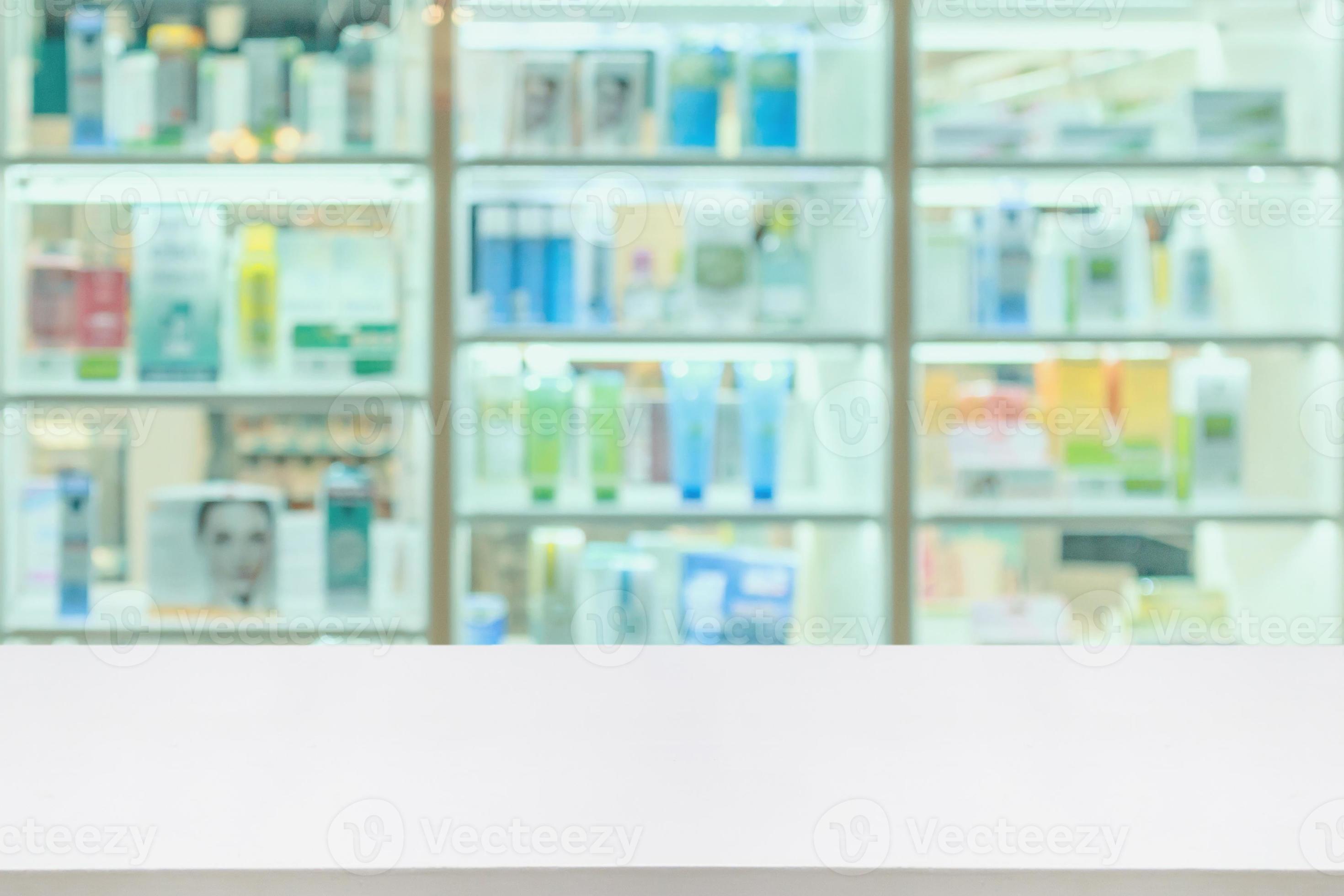 Mostrador de farmacia con medicamentos productos sanitarios dispuestos