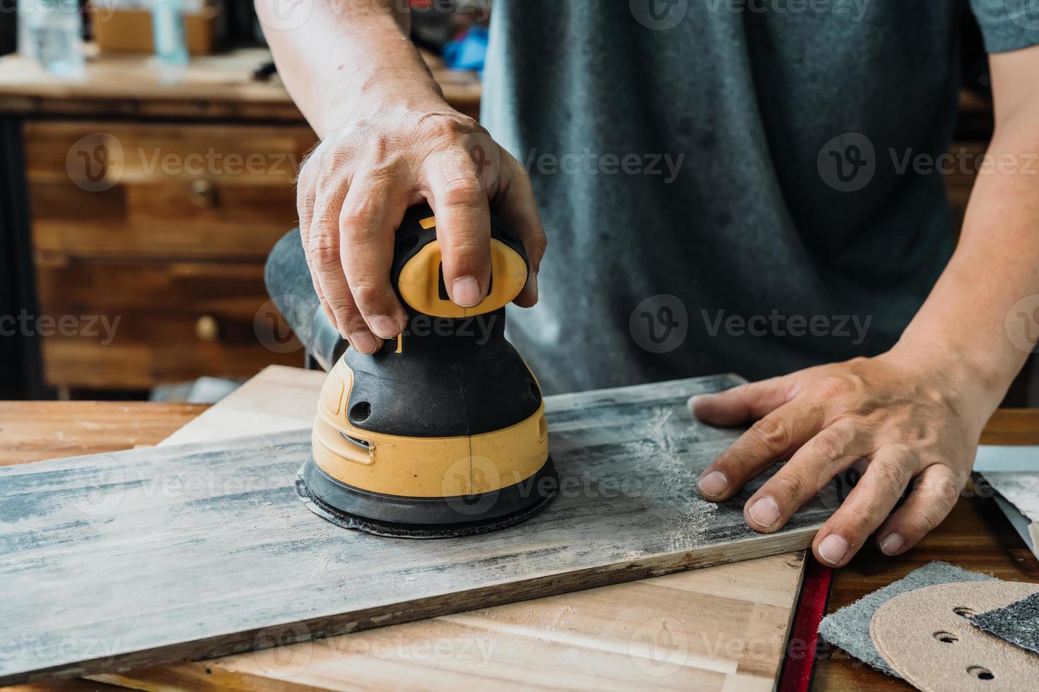 carpenter use random orbit sander or palm sander polishes wooden in the
