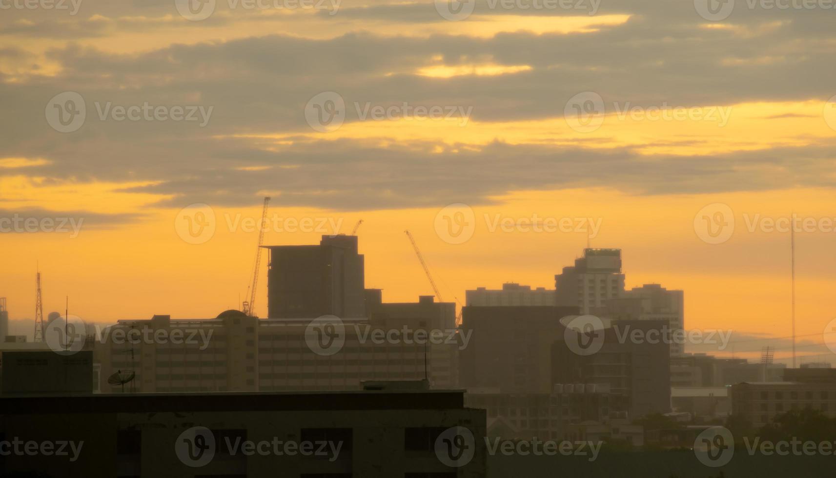 el cielo colorido al atardecer, da una sensación dramática, fondo naranja cielo con nubes, naturaleza abstracta. foto