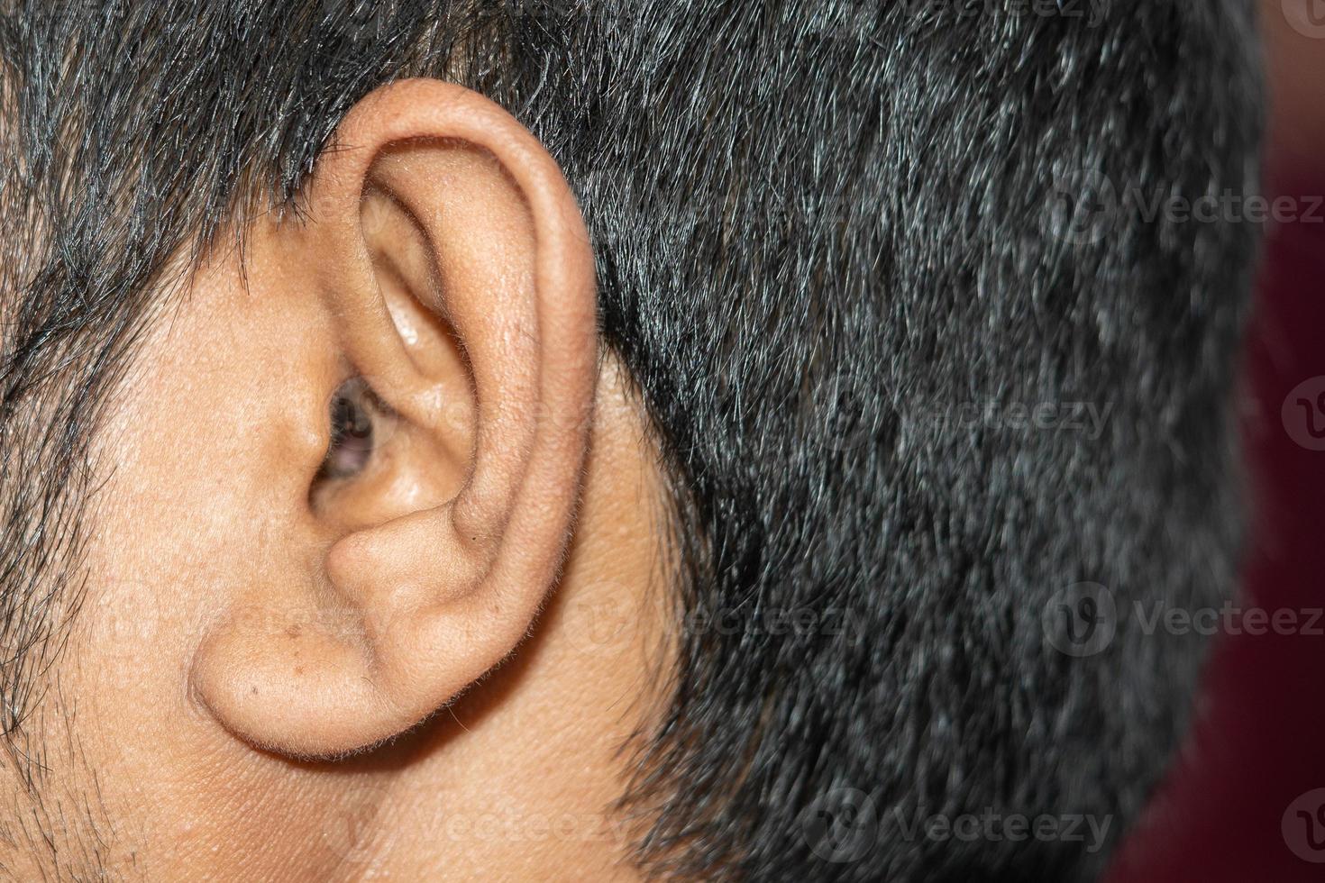 tiro de detalle de macro de primer plano de oído humano foto