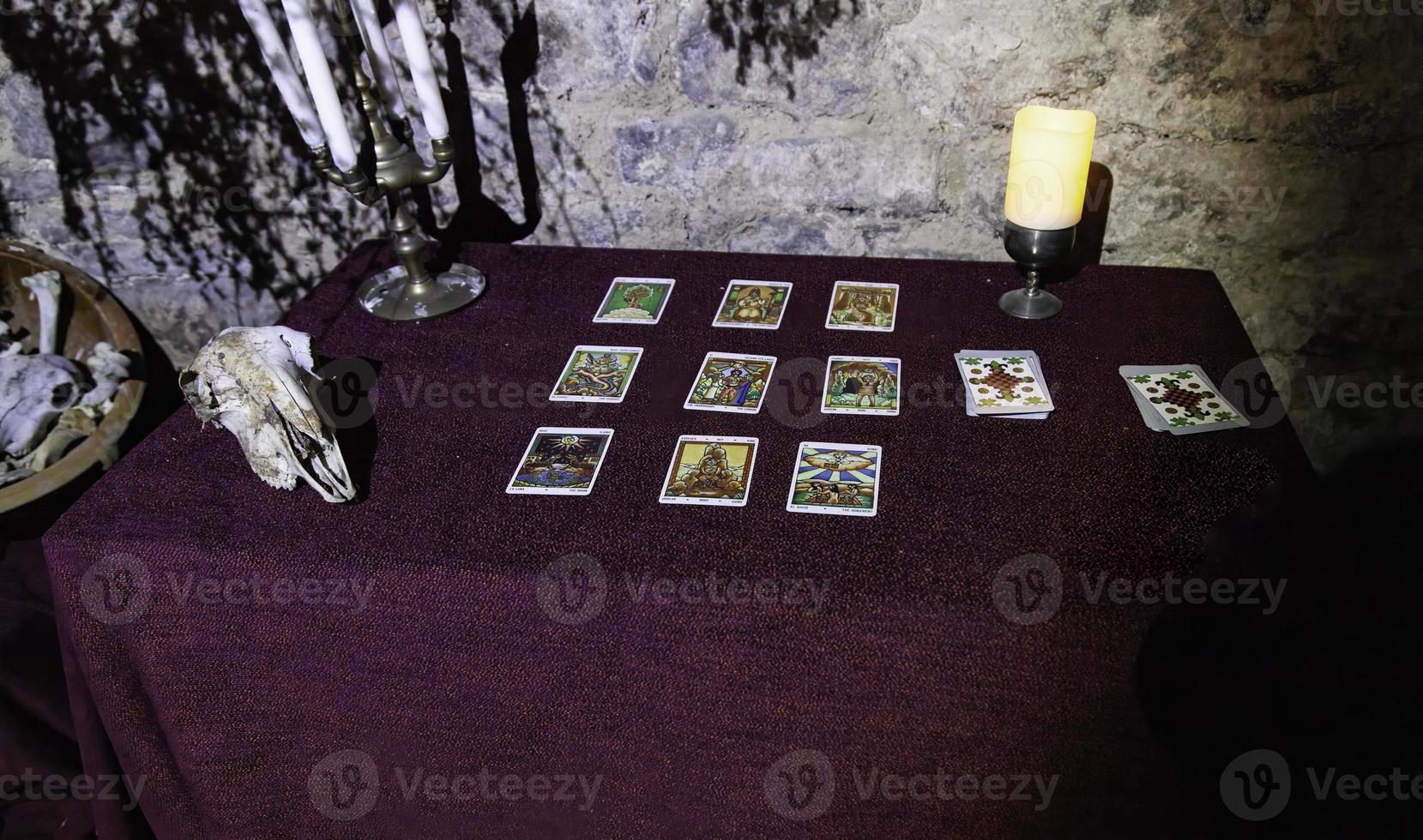 mesa con cartas de tarot foto