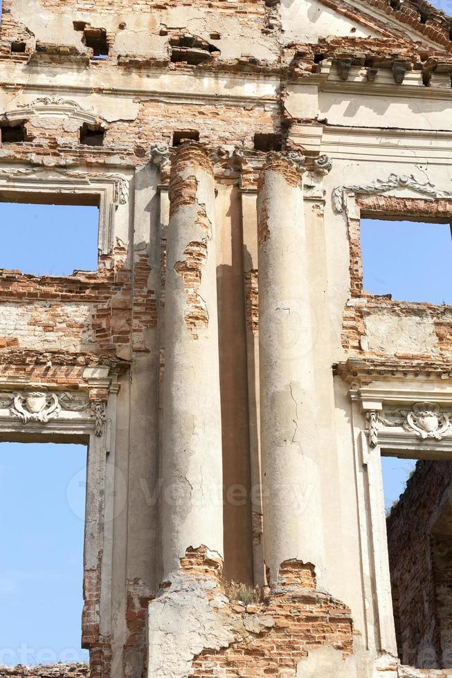 las ruinas de una antigua fortaleza foto