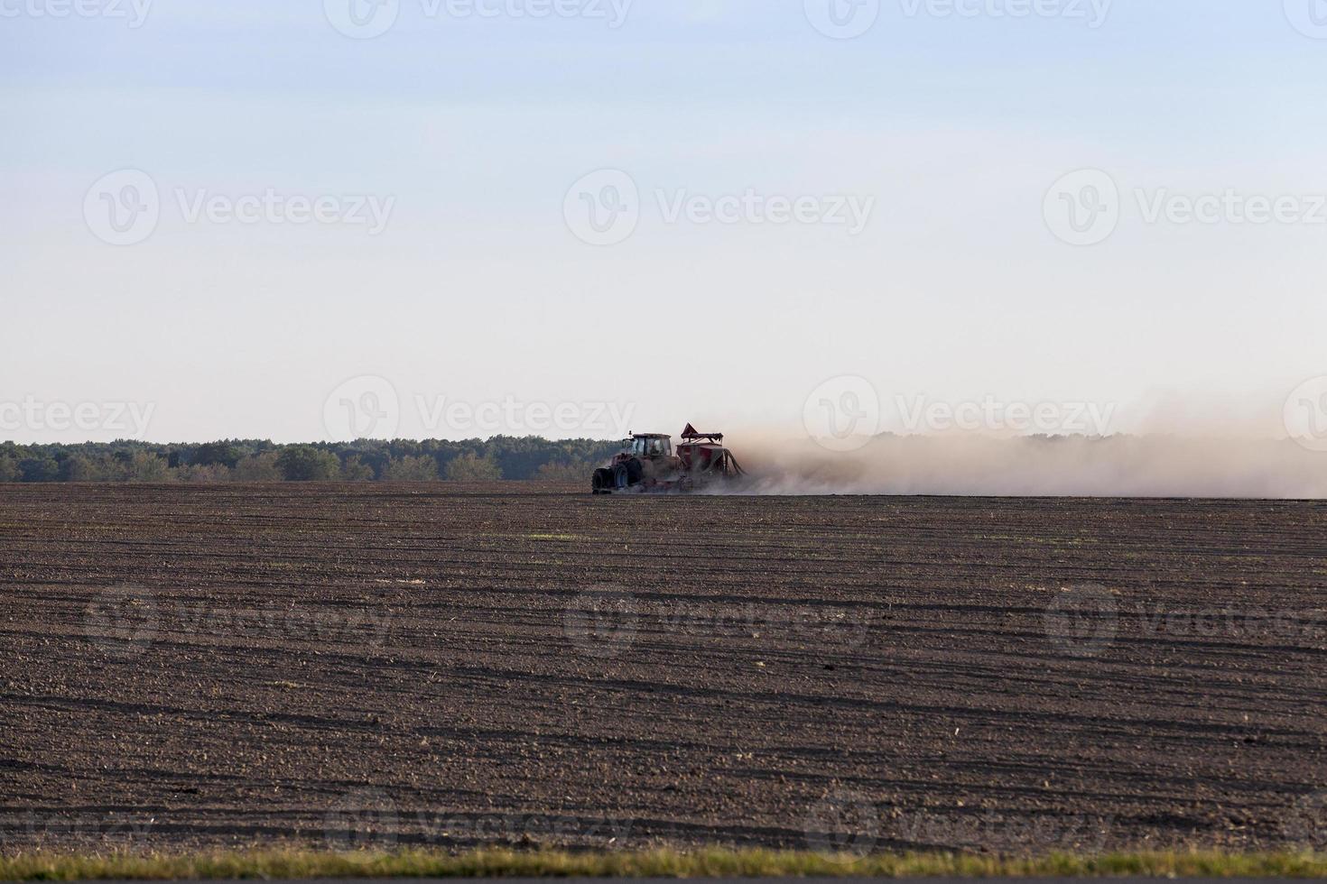 processing field tractor photo