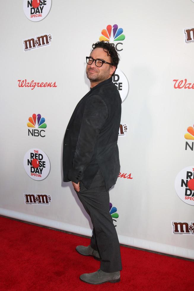 los angeles, 26 de mayo - johnny galecki en el especial del día de la nariz roja 2016 en universal studios el 26 de mayo de 2016 en los angeles, ca foto