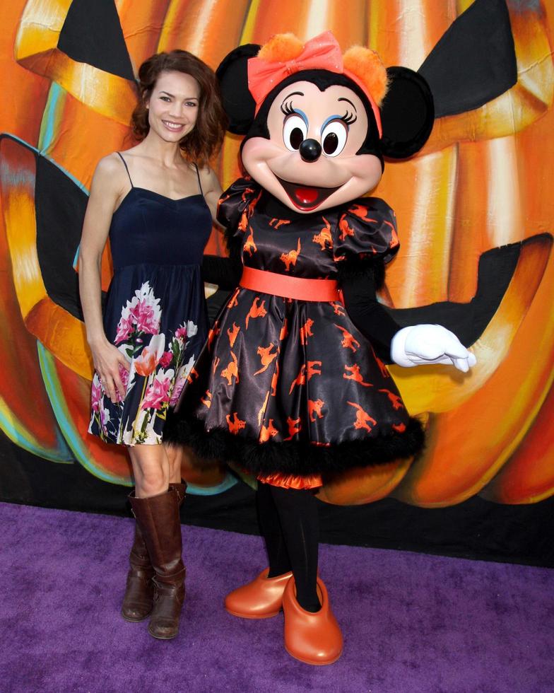 los angeles, 1 de octubre - rebecca herbst en el evento vip disney halloween en la tienda emergente de productos de consumo de disney el 1 de octubre de 2014 en glendale, ca foto